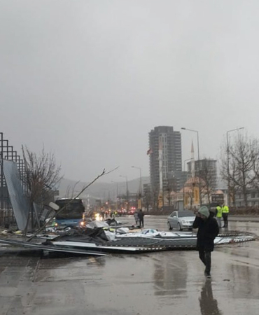 Ankara'da fırtına etkili oldu: Kiremitler savruldu, tabelalar uçtu