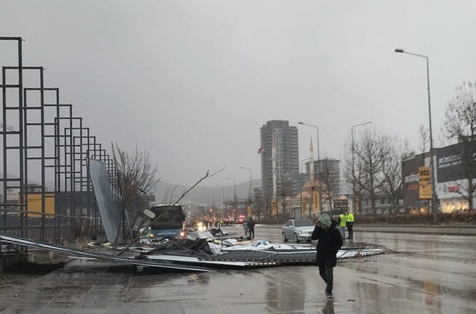 Ankara'da fırtına etkili oldu: Kiremitler savruldu, tabelalar uçtu