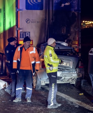 Ankara'da tıra çarpan otomobilin sürücüsü hayatını kaybetti