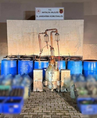 Antalya'da 4 bin 663 litre sahte ve kaçak alkol ele geçirildi