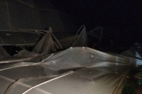 Antalya'da hortum bazı ev ve seralara zarar verdi