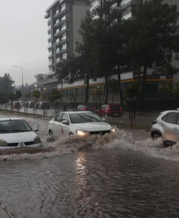 Antalya'da yollar göle döndü