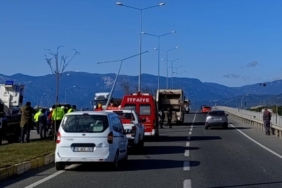 Balıkesir'de otomobil çöp kamyonuna çarptı: 1 ölü