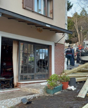 Beykoz kamyon eve çarptı: 2 ölü