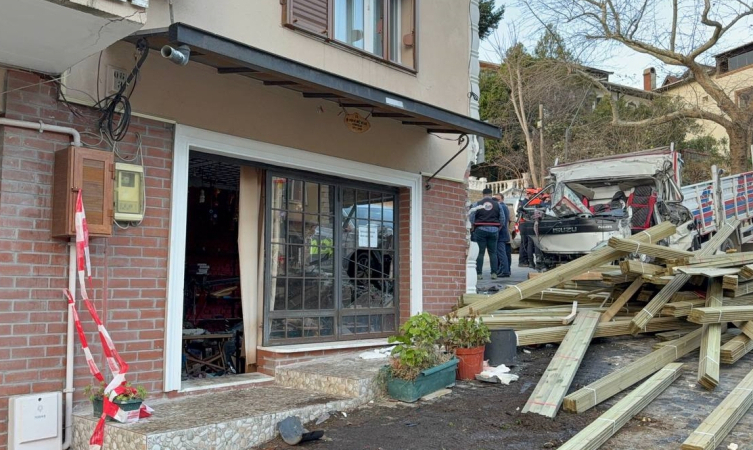 Beykoz kamyon eve çarptı: 2 ölü