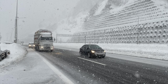 Bolu Dağı geçişinde kar etkili oluyor