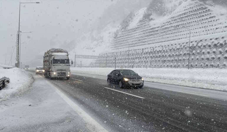 Bolu Dağı geçişinde kar etkili oluyor