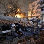 Bursa'da fırtına duvarı araçların üstüne devirdi