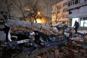 Bursa'da fırtına duvarı araçların üstüne devirdi