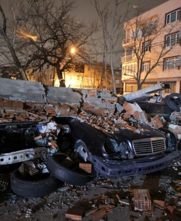 Bursa'da fırtına duvarı araçların üstüne devirdi