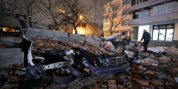 Bursa'da fırtına duvarı araçların üstüne devirdi