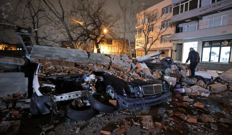 Bursa'da fırtına duvarı araçların üstüne devirdi