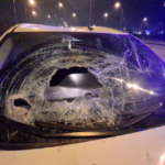 Bursada kaza yapan kamyonetin kopardığı bariyerler otomobillerin üzerine düştü