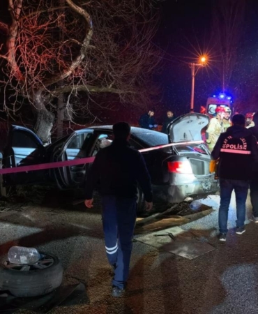 Bursa'da otomobil ağaca çarptı: 2 kişi öldü, 2 kişi yaralandı