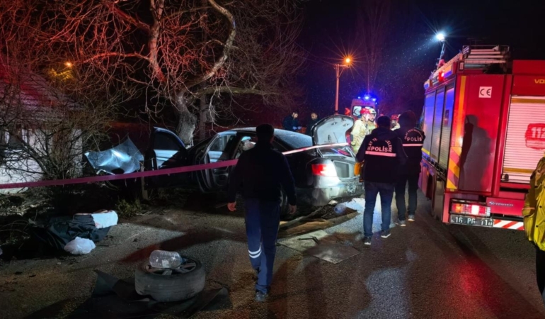 Bursa'da otomobil ağaca çarptı: 2 kişi öldü, 2 kişi yaralandı