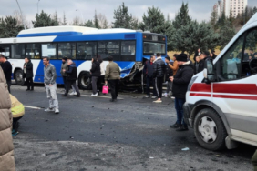 Durakta bekleyen EGO otobüsüne otomobil çarptı: 1'i ağır 4 yaralı