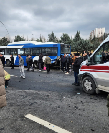 Durakta bekleyen EGO otobüsüne otomobil çarptı: 1'i ağır 4 yaralı
