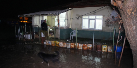 Edirne'de sağanak su baskınlarına neden oldu