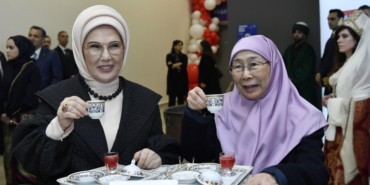 Emine Erdoğan, Malezya Başbakanı'nın eşi Wan Azizah İsmail ile bir araya geldi