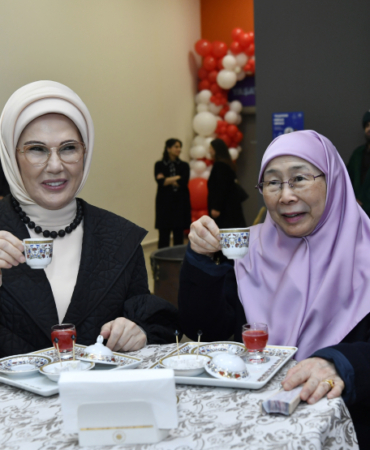 Emine Erdoğan, Malezya Başbakanı'nın eşi Wan Azizah İsmail ile bir araya geldi