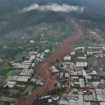 Endonezya'daki toprak kaymasında yaşamını yitirenlerin sayısı 34'e çıktı