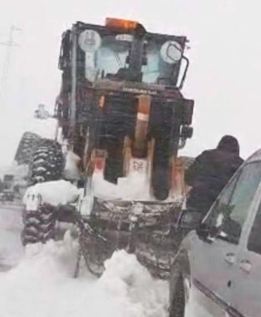 Erzurum'da yolda kalan 15 kişi kurtarıldı