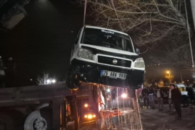 Eskişehir'de bir araç Porsuk Çayı'na düştü