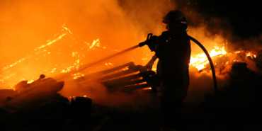 Evde başlayan yangın 3 ev ve 2 samanlığı küle çevirdi