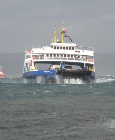 Feribot seferlerine fırtına engeli