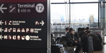 Frankfurt Havalimanında zorlu kış şartları nedeniyle uçuşlarda iptal ve gecikme yaşanıyor