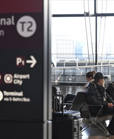 Frankfurt Havalimanında zorlu kış şartları nedeniyle uçuşlarda iptal ve gecikme yaşanıyor