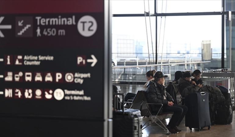 Frankfurt Havalimanında zorlu kış şartları nedeniyle uçuşlarda iptal ve gecikme yaşanıyor