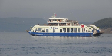 Gökçeada ve Bozcaada feribot seferlerine fırtına engeli