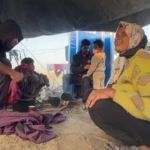 Görme engelli Filistinli annebaba, derme çatma çadırlarında çocuklarının yardımıyla yaşamaya çalışıyor