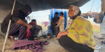 Görme engelli Filistinli annebaba, derme çatma çadırlarında çocuklarının yardımıyla yaşamaya çalışıyor