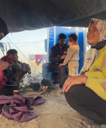 Görme engelli Filistinli annebaba, derme çatma çadırlarında çocuklarının yardımıyla yaşamaya çalışıyor