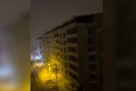 Hakkari'de çatıdan düşen kar kütleleri enerji hattını kopardı