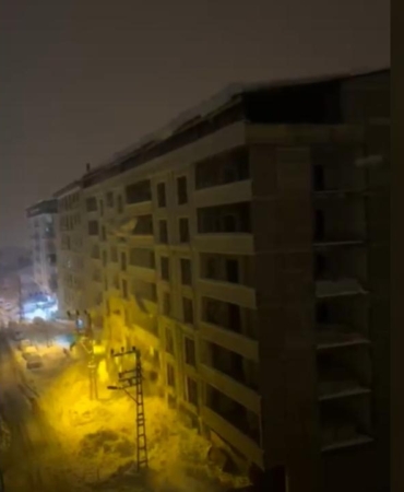 Hakkari'de çatıdan düşen kar kütleleri enerji hattını kopardı