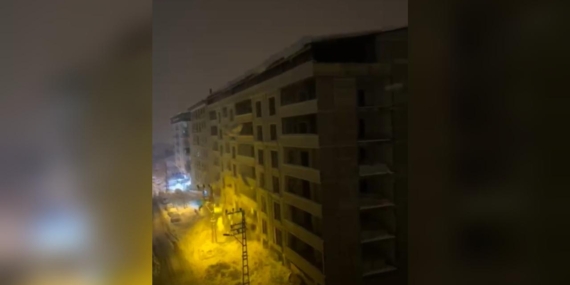 Hakkari'de çatıdan düşen kar kütleleri enerji hattını kopardı