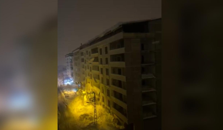 Hakkari'de çatıdan düşen kar kütleleri enerji hattını kopardı