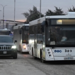 Halepte, tahliye edilmeyi kabul eden terör örgütü YPG mensupları otobüslerle Tabkaya gönderildi