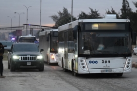 Halepte, tahliye edilmeyi kabul eden terör örgütü YPG mensupları otobüslerle Tabkaya gönderildi
