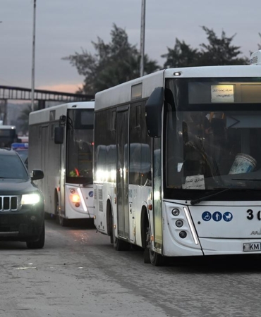 Halepte, tahliye edilmeyi kabul eden terör örgütü YPG mensupları otobüslerle Tabkaya gönderildi