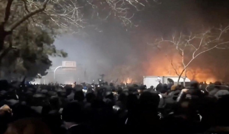 İran devlet televizyonu: Reşt kentindeki gösterilerde 300'den fazla dükkan yandı