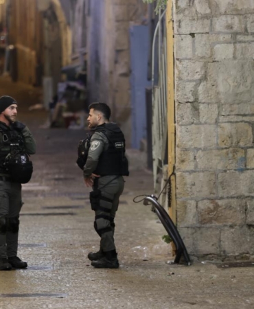 İşgalci İsrail askerleri bir Filistinliyi gözaltına aldı