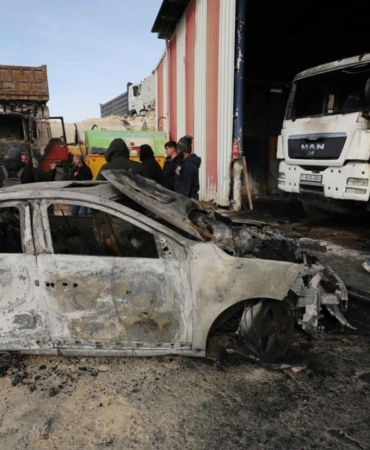 İşgalci İsrailliler, Batı Şeria'da bir köye saldırarak araçları yaktı