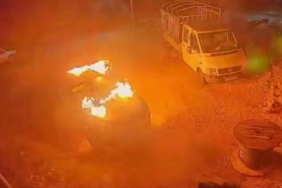 İşgalci İsrailliler, Batı Şeria'da Filistinlilere ait iki aracı ateşe verdi