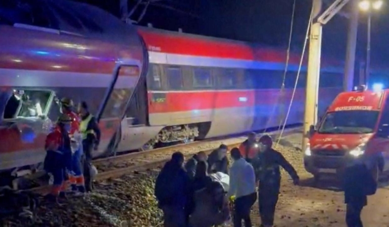 İspanya'da iki hızlı tren raydan çıktı: 21 ölü