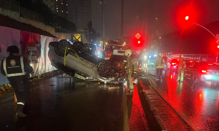 İstanbul Valiliğinden fırtına ve yağış açıklaması: 193 ihbar geldi