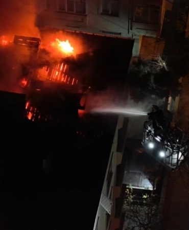 İstanbul'da 5 katlı binanın çatısında yangın